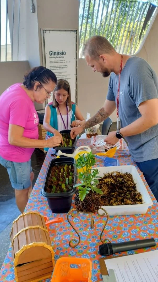 Detalhe de oficina com plantas, terra e materiais de cultivo