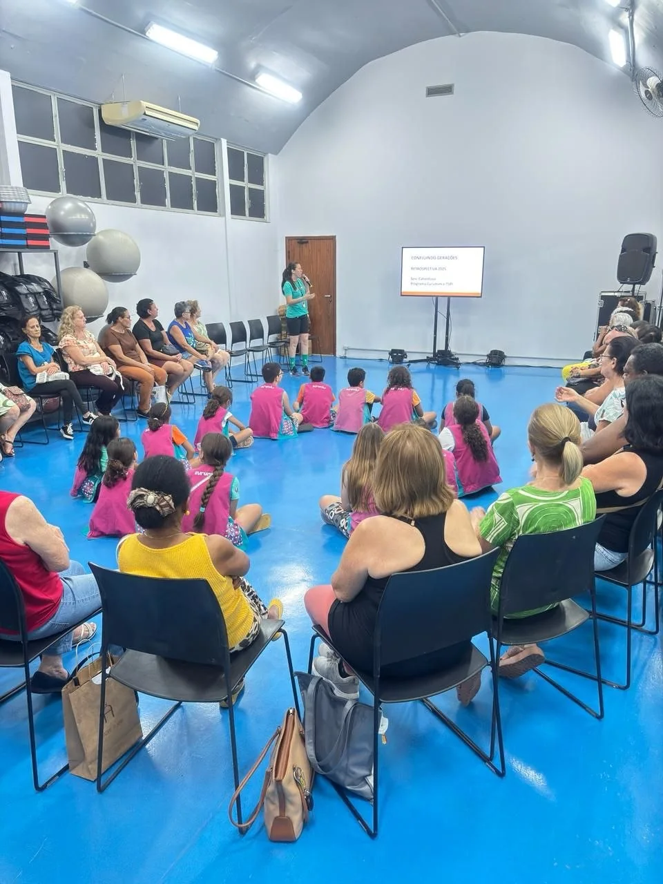 Roda de conversa com participantes sentados em cadeiras